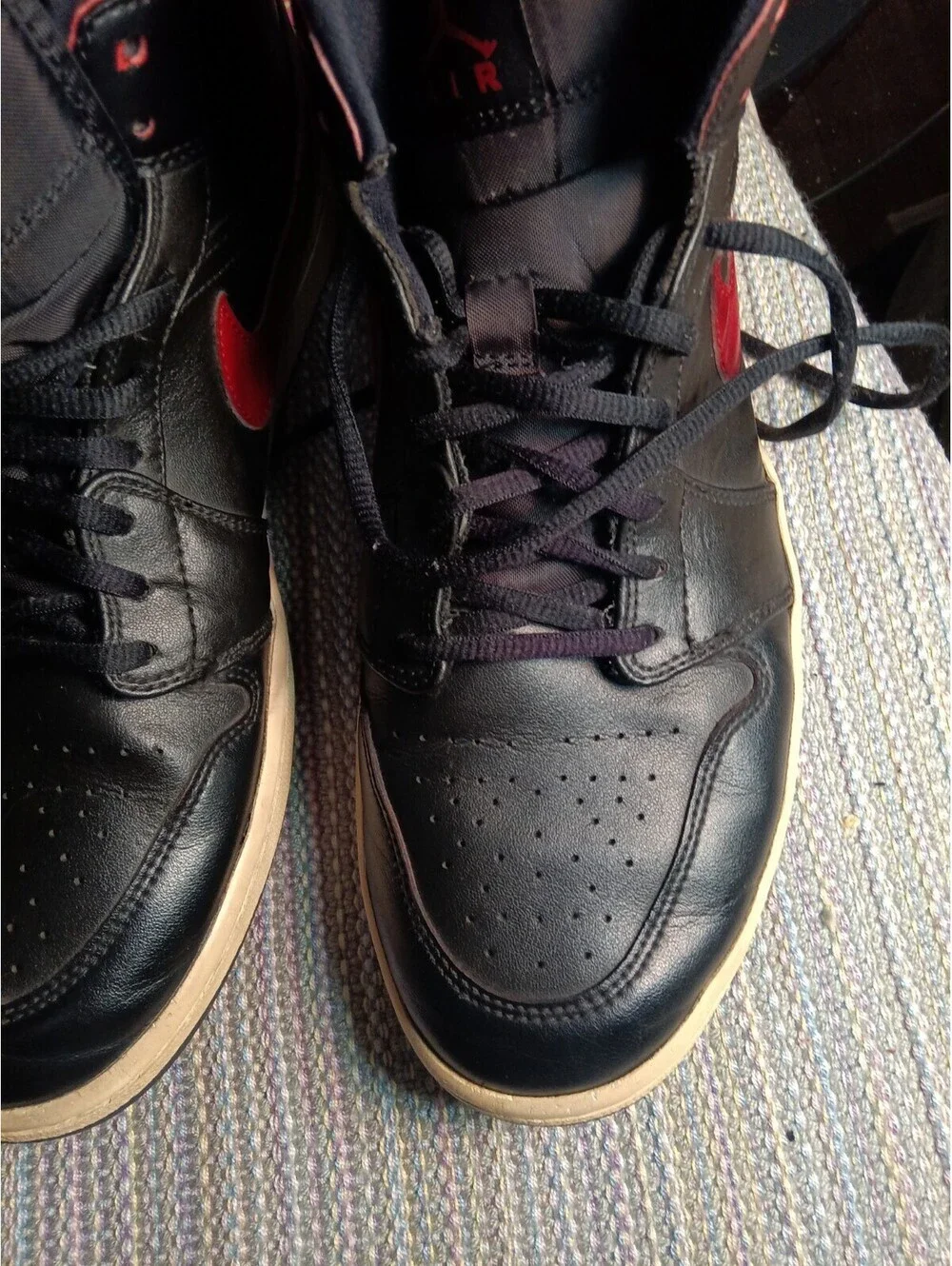 Jordan Air Jordan 1 Retro Mid Black Team Red 554724-009 Men's Sneaker Size 10.5